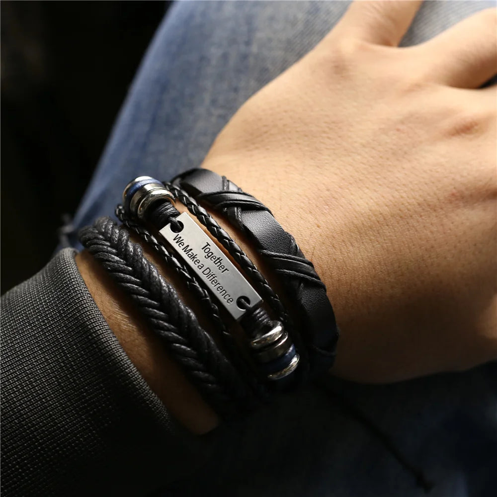 Pulseira preta com a frase “Together we make a difference” e detalhes modernos.

