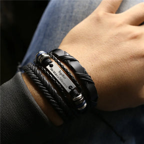 Pulseira preta com a frase “Together we make a difference” e detalhes modernos.

