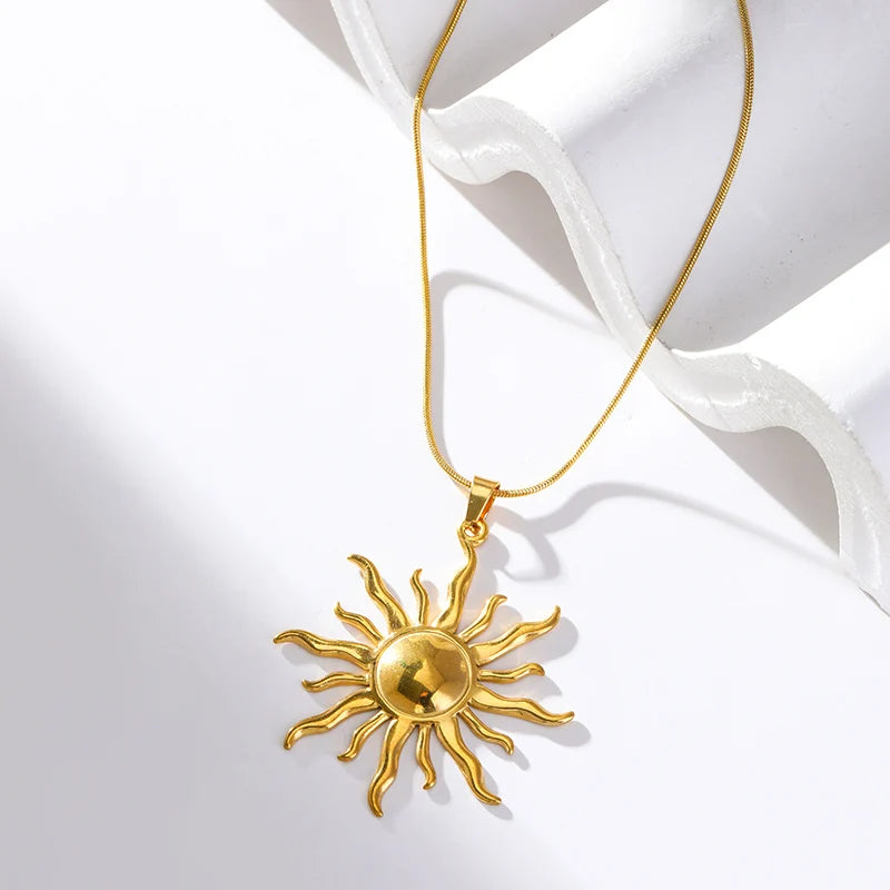Colar dourado com pingente de sol em aço inox 316L, leve, resistente e com brilho marcante.