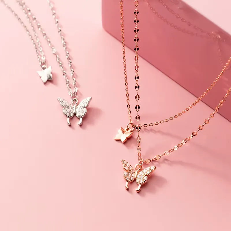 Colar borboleta dourado cravejado com corrente delicada