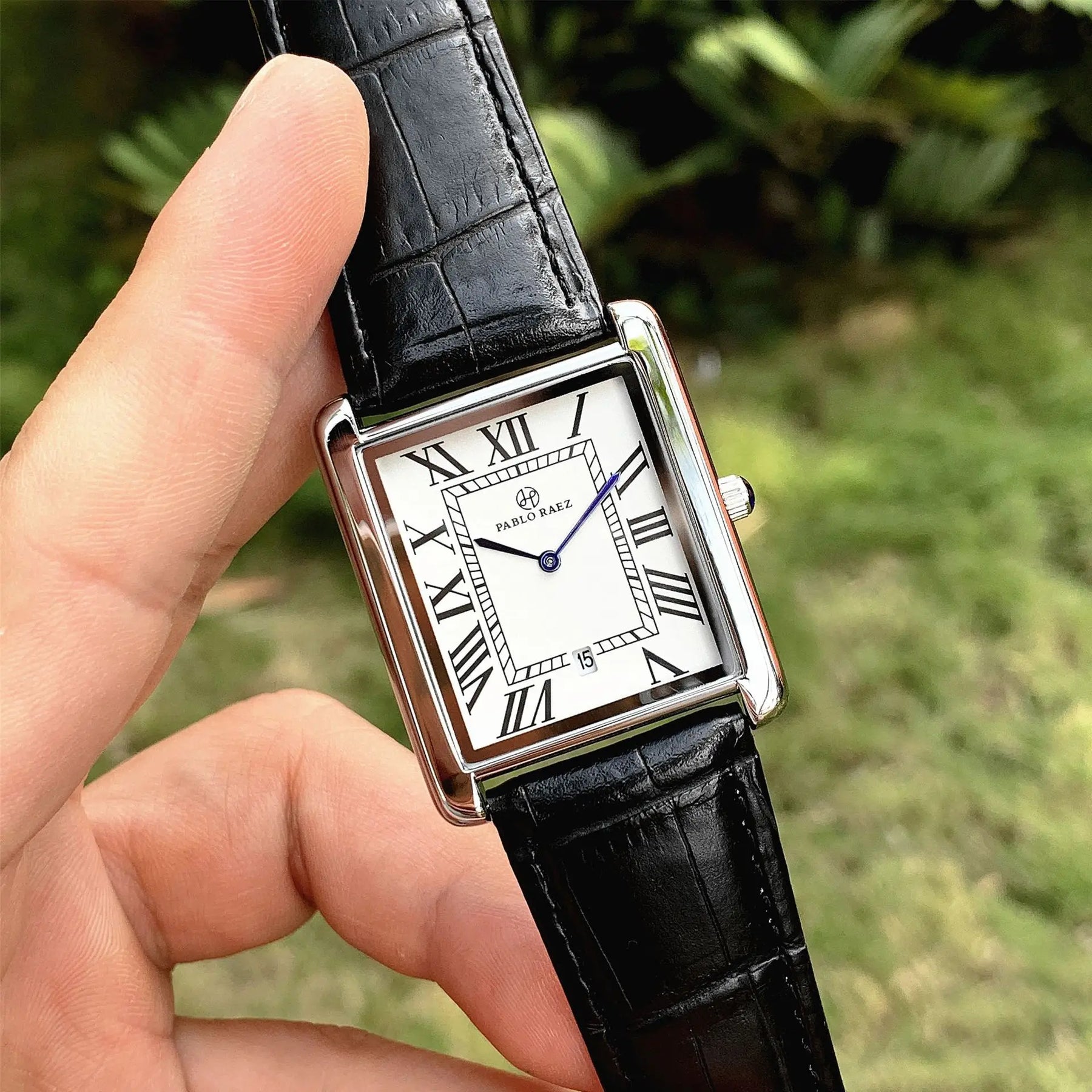 Relógio masculino quadrado com mostrador romano e pulseira de couro preto