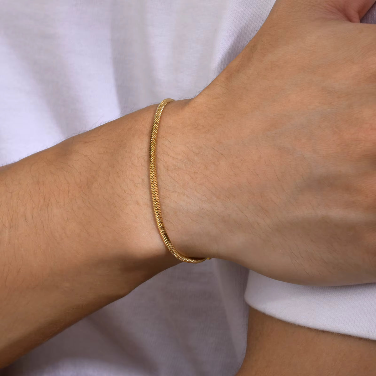 Pulseira dourada minimalista em aço inox com corrente snake bone