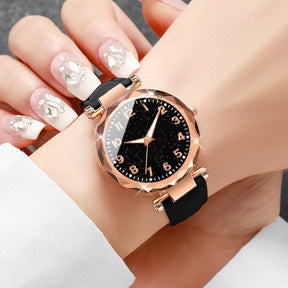 Relógio feminino céu estrelado preto com pulseiras douradas e pretas, elegante e moderno.
