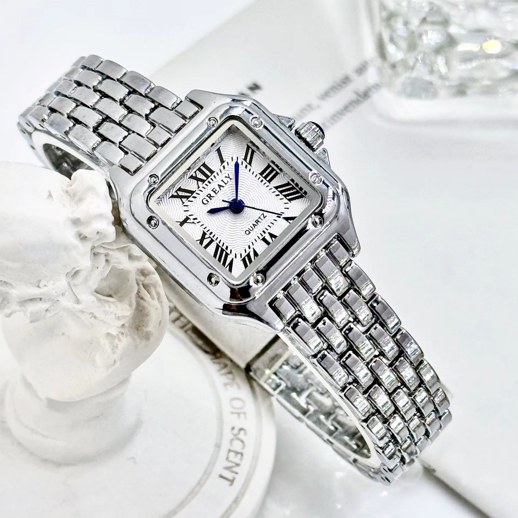 Relógio feminino GREALY prata com mostrador romano e pulseira aço inox.