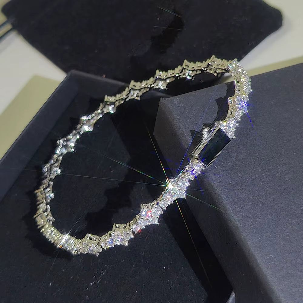 Pulseira prateada com zircônias brilhantes, estilo sofisticado e moderno para compor visuais versáteis e marcantes.