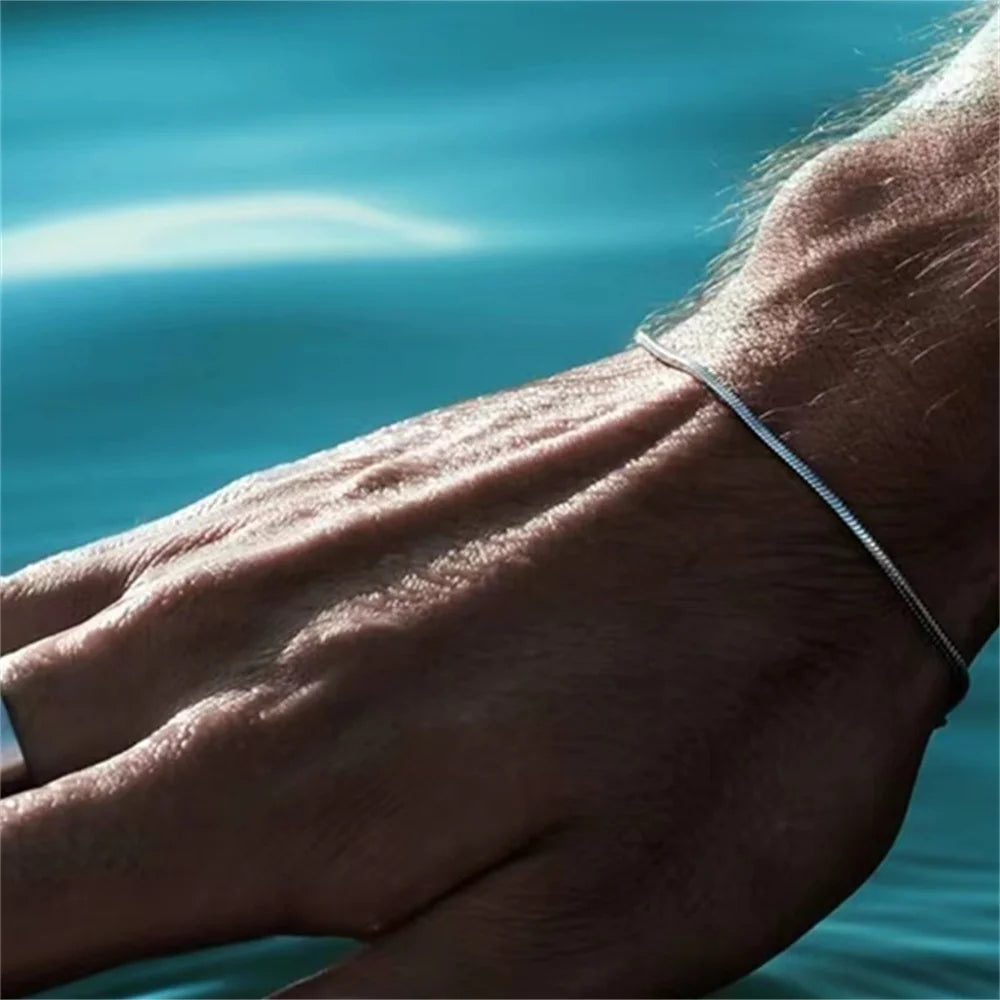 Pulseira prateada em aço inox com design snake bone unissex
