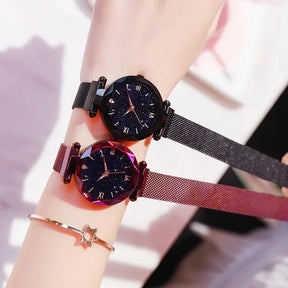 Relógio feminino roxo com mostrador céu estrelado e pulseira elegante.
