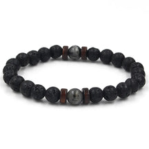 Pulseira masculina com pedras vulcânicas pretas e detalhes em madeira natural, estilo tibetano e rústico