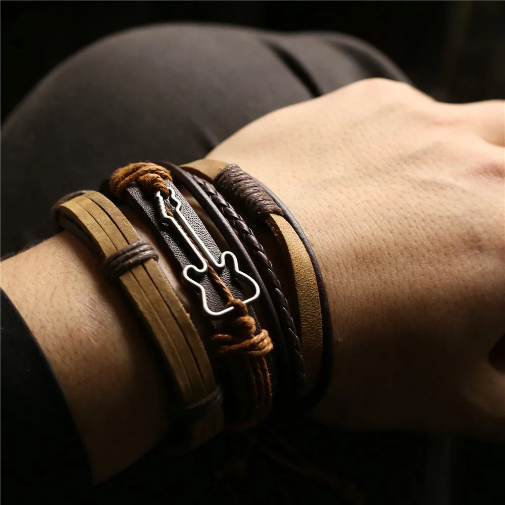 Kit de pulseiras com pingente de guitarra e tiras em couro cru e marrom.