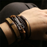 Kit de pulseiras com pingente de guitarra e tiras em couro cru e marrom.