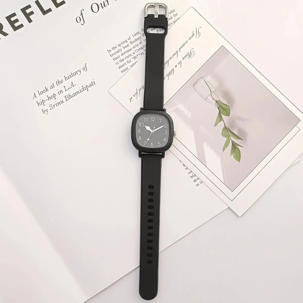 Relógio feminino preto quadrado com pulseira silicone e mostrador clean