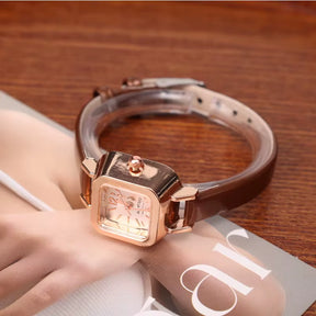 Relógio feminino Elegante com pulseira marrom de couro e mostrador quadrado dourado.