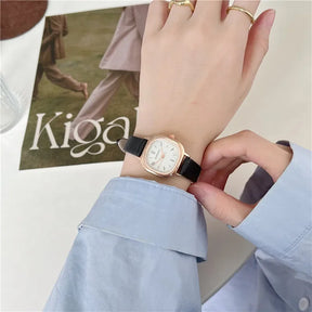 Relógio feminino minimalista com pulseira de couro preto e mostrador branco