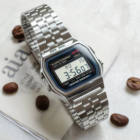 Relógio Clássico prata com pulseira de aço inoxidável e display LED.