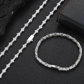 Pulseira prateada com zircônias brilhantes, estilo sofisticado e moderno para compor visuais versáteis e marcantes.
