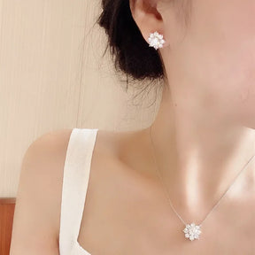 Colar flor com pedra Moissanite 1ct em prata 925, com brilho intenso e design elegante.