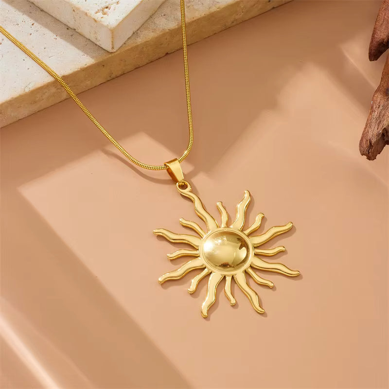 Colar dourado com pingente de sol em aço inox 316L, leve, resistente e com brilho marcante.
