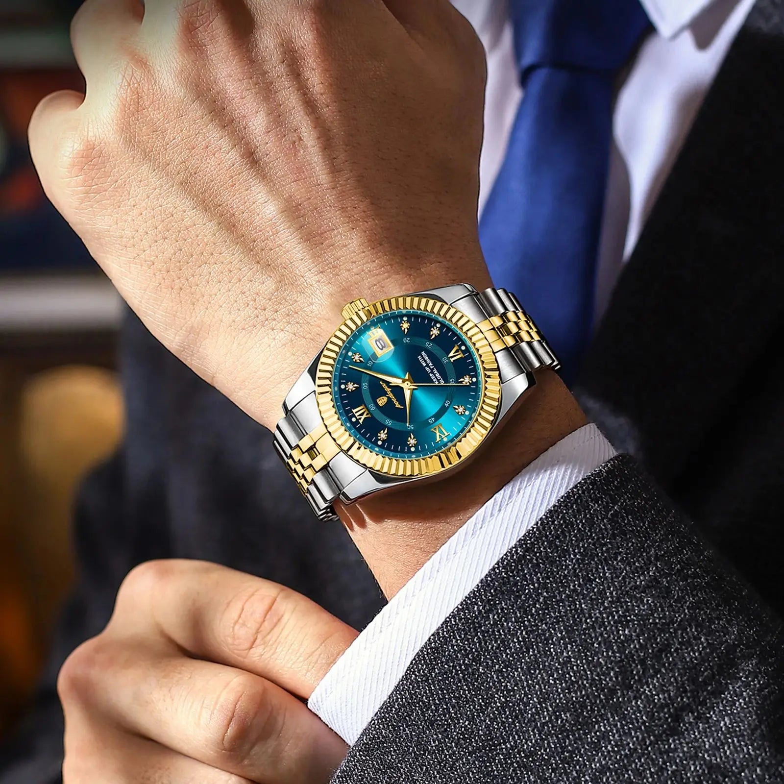 Relógio POEDAGAR dourado com mostrador azul e pulseira inoxidável.