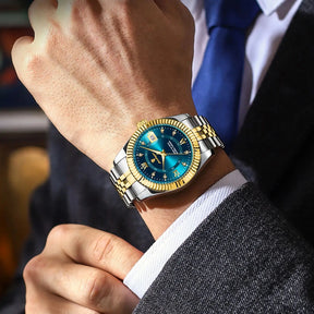 Relógio POEDAGAR dourado com mostrador azul e pulseira inoxidável.