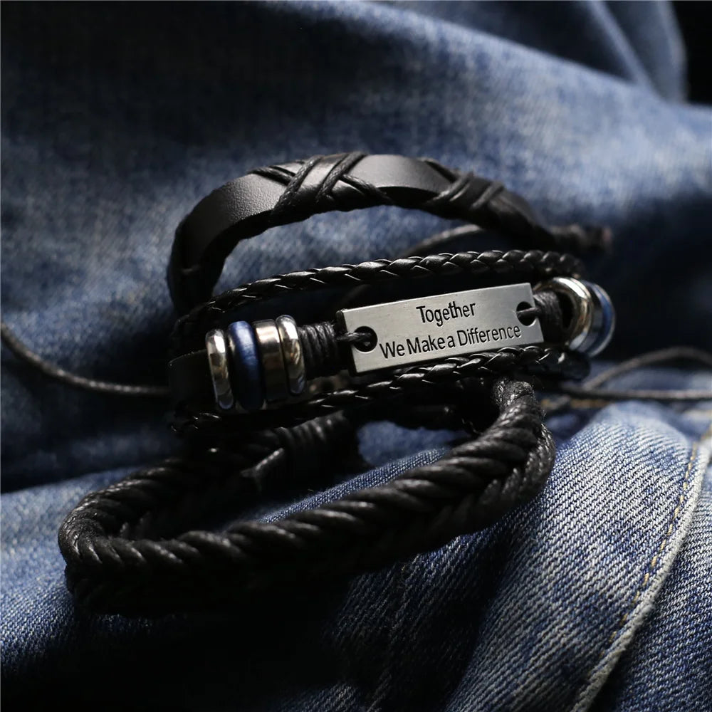 Pulseira preta com a frase “Together we make a difference” e detalhes modernos.

