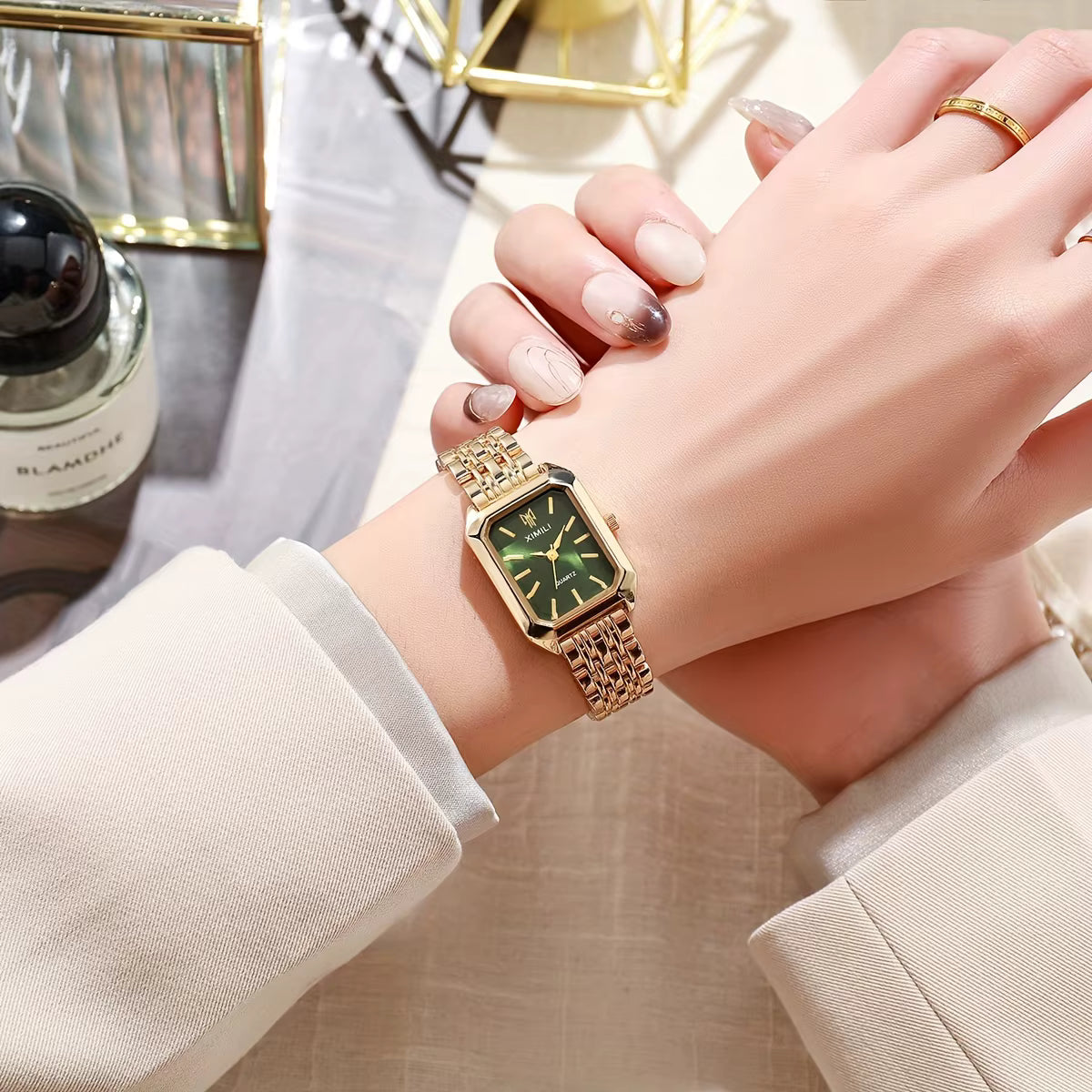 Relógio feminino verde dourado com pulseira elegante no pulso