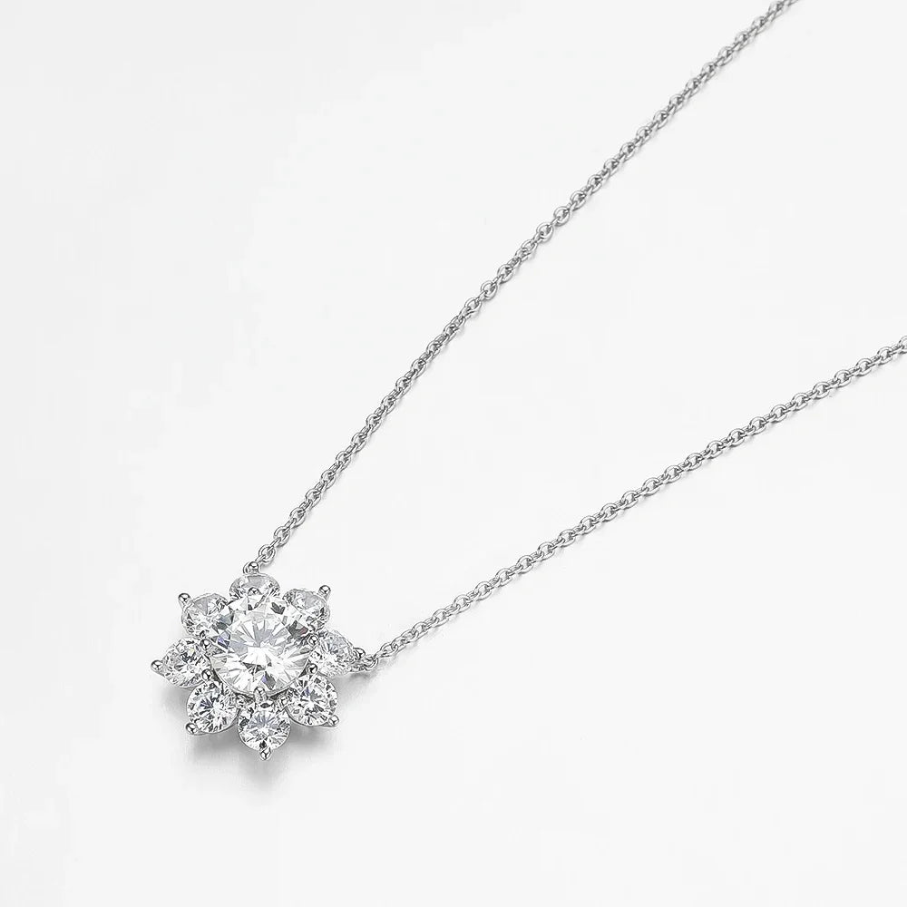Colar flor com pedra Moissanite 1ct em prata 925, com brilho intenso e design elegante.