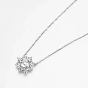 Colar flor com pedra Moissanite 1ct em prata 925, com brilho intenso e design elegante.
