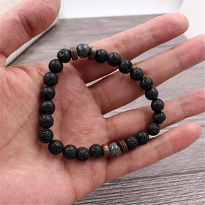 Pulseira masculina com pedras vulcânicas pretas e detalhes em madeira natural, estilo tibetano e rústico