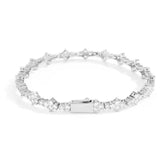 Pulseira prateada com zircônias brilhantes, estilo sofisticado e moderno para compor visuais versáteis e marcantes.
