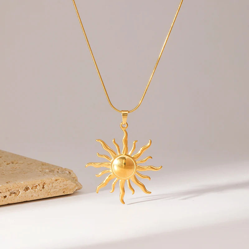 Colar dourado com pingente de sol em aço inox 316L, leve, resistente e com brilho marcante.