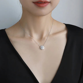 Colar flor com pedra Moissanite 1ct em prata 925, com brilho intenso e design elegante.