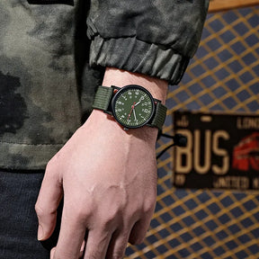 Relógio verde militar masculino com mostrador escuro e pulseira de nylon resistente