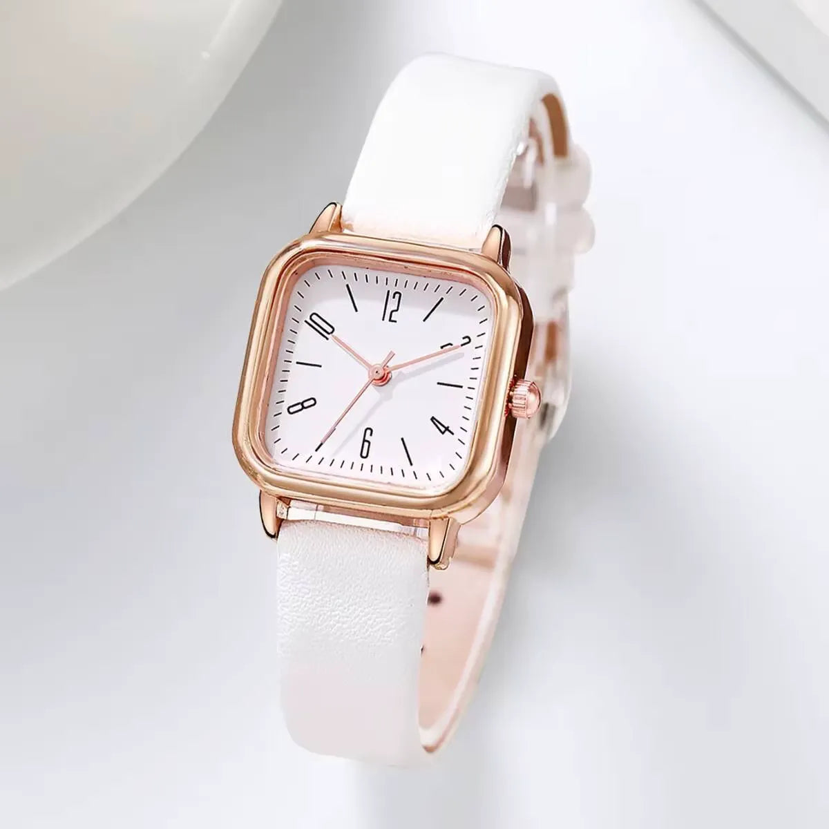 Relógio feminino minimalista com pulseira de couro branca e mostrador clean