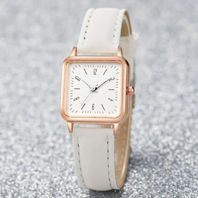 Relógio feminino quadrado branco com pulseira couro e bracelete coração dourado, visual delicado e sofisticado.