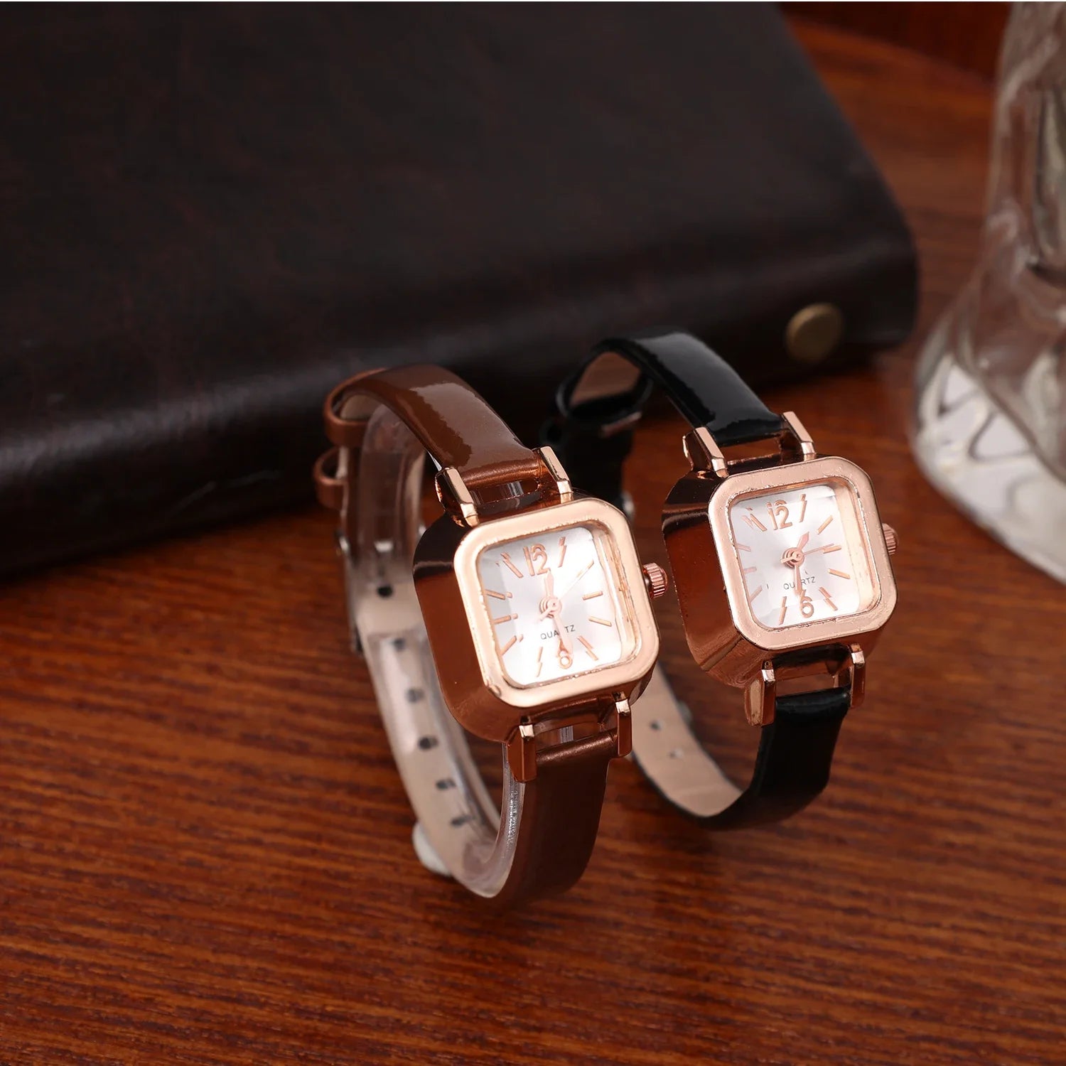 Relógio feminino Elegante com pulseira marrom de couro e mostrador quadrado dourado.