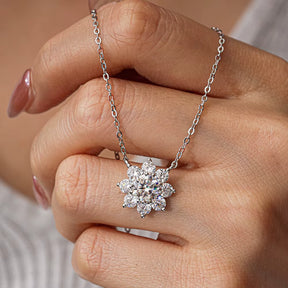 Colar flor com pedra Moissanite 1ct em prata 925, com brilho intenso e design elegante.