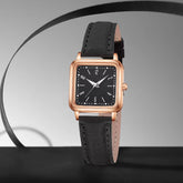 Relógio feminino quadrado preto com pulseira couro e bracelete coração dourado, design elegante e moderno.