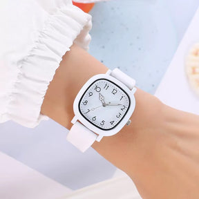 Relógio feminino branco quadrado com pulseira de silicone e mostrador clean