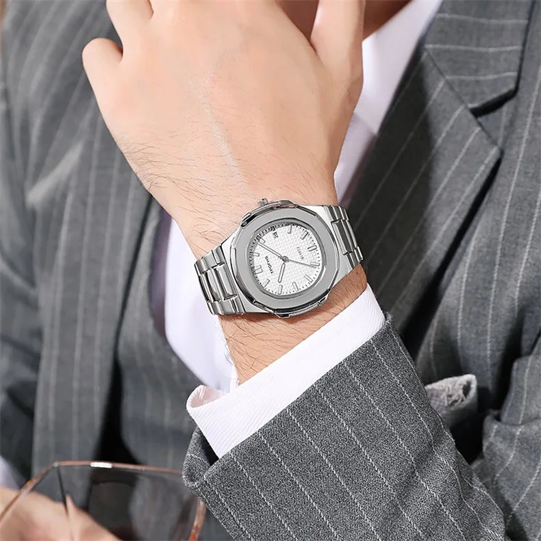 Relógio masculino aço inoxidável com mostrador branco e pulseira prateada.