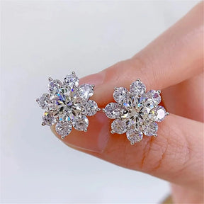 Brincos flor em prata 925 com pedras Moissanite e zircônias, design sofisticado e brilho intenso.