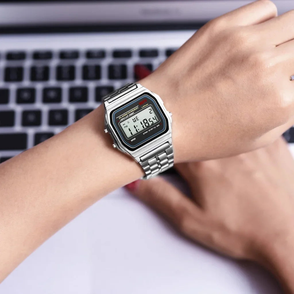 Relógio Clássico prata com pulseira de aço inoxidável e display LED.