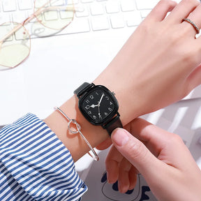 Relógio feminino preto quadrado com pulseira silicone e mostrador clean