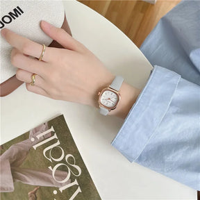 Relógio feminino minimalista com pulseira de couro branca e mostrador clean