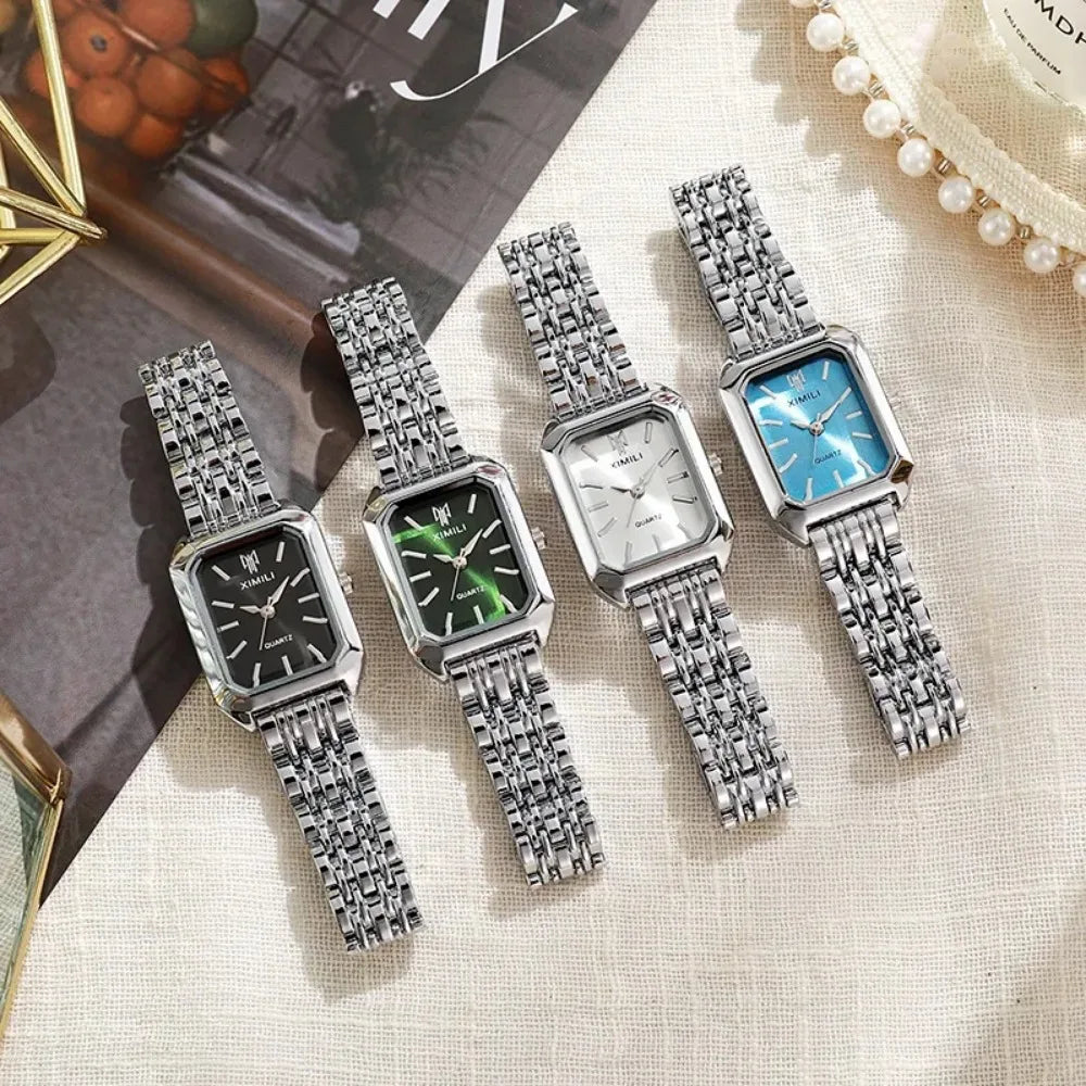 Relógio feminino azul prateado elegante no pulso com mostrador azul