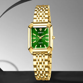 Relógio feminino verde dourado com pulseira elegante no pulso