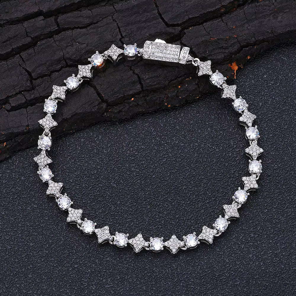 Pulseira prateada com zircônias brilhantes, estilo sofisticado e moderno para compor visuais versáteis e marcantes.