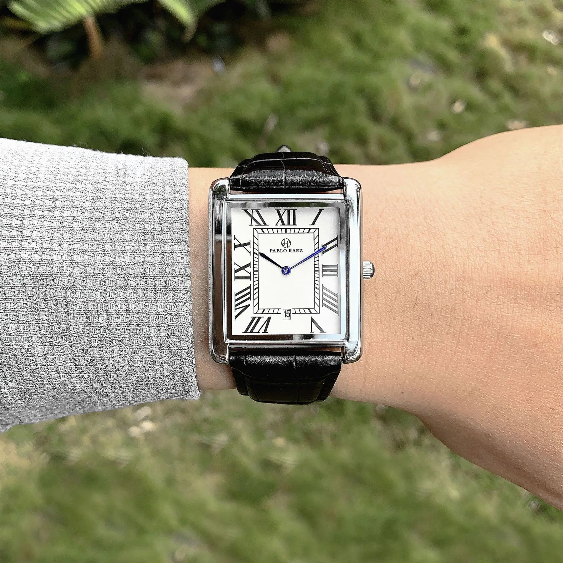 Relógio masculino quadrado com mostrador romano e pulseira de couro preto