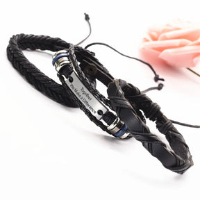 Pulseira preta com a frase “Together we make a difference” e detalhes modernos.

