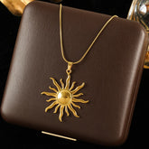 Colar dourado com pingente de sol em aço inox 316L, leve, resistente e com brilho marcante.