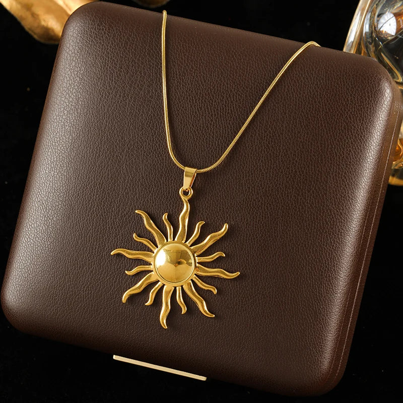 Colar dourado com pingente de sol em aço inox 316L, leve, resistente e com brilho marcante.